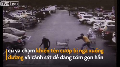 Video: Người đàn ông dùng xe đẩy của siêu thị giúp cảnh sát bắt cướp