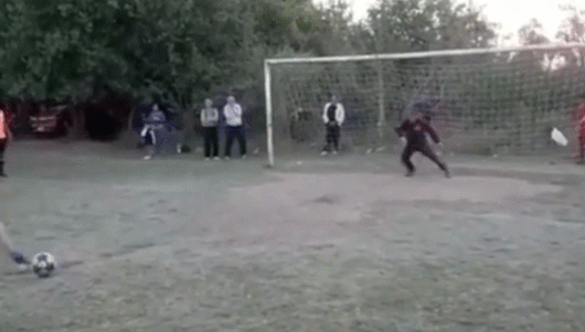 Video: Trượt chân khi đá penalty, cầu thủ vẫn tạo ra cái kết không tưởng
