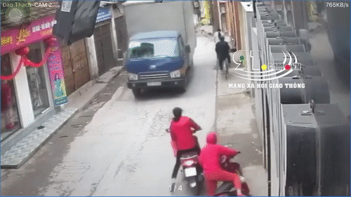 Video: Ngã ra đường từ xe máy, em bé thoát chết thần kỳ dưới bánh xe tải