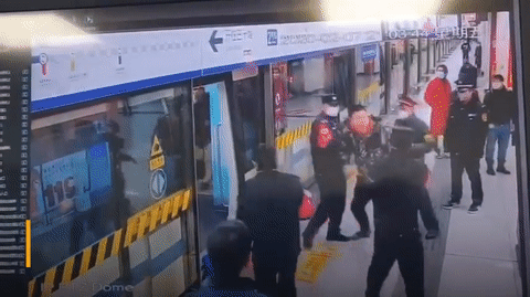 Video: Cảnh sát cản người đàn ông không đeo khẩu trang lên tàu