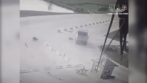 Video: Xe máy phóng nhanh lao vào gầm xe tải, tài xế tử vong