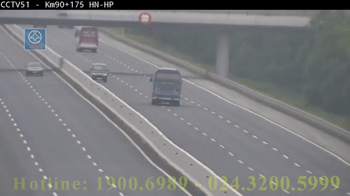 Video: Hoảng hồn ô tô đi ngược chiều bất chấp nguy hiểm trên cao tốc HN-HP