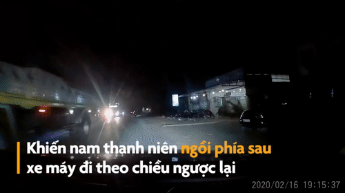 Video: Ngã ra đường vì bị rọi pha vào mặt, thanh niên suýt bị xe tải cán qua