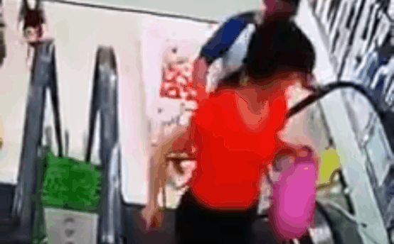Video: Kinh hoàng cảnh bé gái mắc chặt tóc vào thang cuốn và phút chót bất ngờ