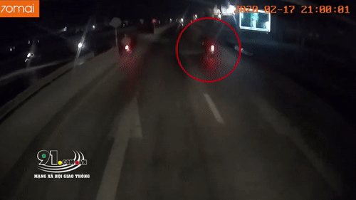 Video: Đánh lái cứu tài xế xe máy cắt mặt sang đường, container lật ngửa