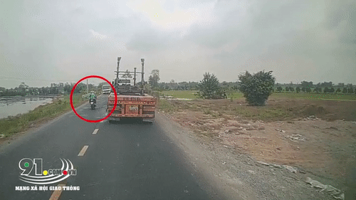 Video: Ngã trước đầu xe tải, 2 người đi xe máy vượt ẩu thoát chết thần kỳ