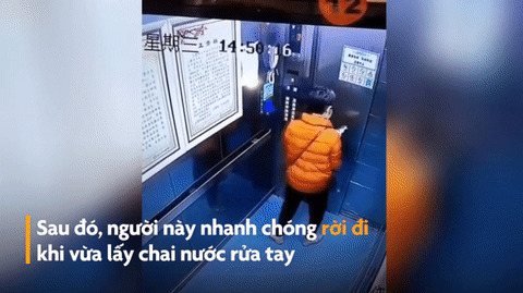 Video: Trộm nước rửa tay trong thang máy, người phụ nữ bị "bế" lên phường
