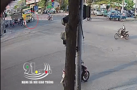 Video: Tạt đầu xe vào điểm mù, người phụ nữ bị cán tử vong