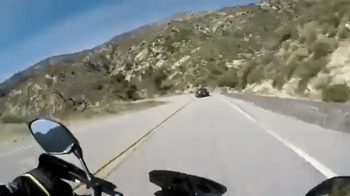 Video: Xế sang vào cua ẩu tông trực diện xe máy ngược chiều
