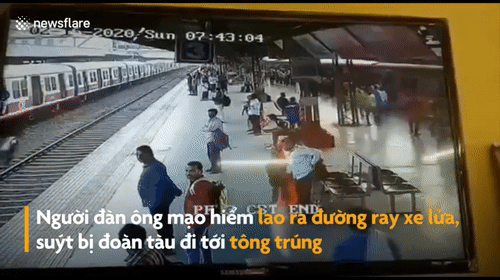 Video: Băng qua đường ray, người đàn ông suýt bị tàu hỏa tông trúng