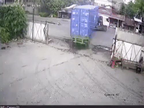 Video: Xe tải nát đầu sau cú đâm kinh hoàng vào container