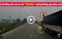 Video: Tài xế ôtô tải vô tư đứng trên nóc xe "tiểu bậy" xuống đường