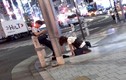 Chàng trai thản nhiên bấm điện thoại mặc bạn gái quỳ dưới chân