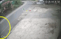 Video: Xe tải quay đầu không quan sát, cán trúng người đàn ông
