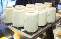 Video: Cuộn giấy vệ sinh 'ăn được' cháy hàng ở Đức