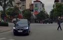 Video: tài xế ôtô thản nhiên bỏ đi sau khi tông người đàn ông