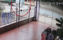 Video: Va chạm với xe container, đôi nam nữ bị văng xa hàng chục mét