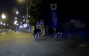 Video:Thanh niên giật phăng 2 ổ bánh mỳ của người bán hàng ven đường 