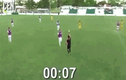Video: Cầu thủ chưa kịp chạm bóng đã ngay lập tức bị đuổi khỏi sân