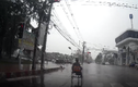 Video: Tài xế ôtô che dù cho người đi xe lăn đang đội mưa