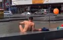 Video: Người đàn ông vô tư 'tắm tiên' trung tâm TP Hạ Long
