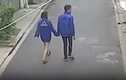 Video: hành động lạ của nam thanh niên khi nắm tay bạn gái đi dạo