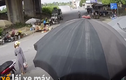 Video: Người phụ nữ suýt chết khi xe ben cuốn xe máy vào gầm
