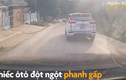 Video: Ôtô "hôn đít" xe khác vì không giữ khoảng cách