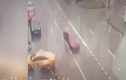 Video: Phanh gấp tránh ôtô, xe máy trượt dài trên đường