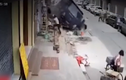 Video: Mất lái, xe tải leo vỉa hè, suýt đâm người qua đường