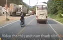 Video: Thanh niên đi xe máy gây tai nạn kinh hoàng ở Lạng Sơn