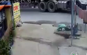 Video: Hãi hùng xe ben đâm trúng người phụ nữ rồi kéo lê trên đường