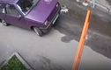 Video: Barie chắn ngang đường thò thụt làm vỡ kính xế hộp