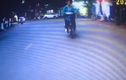 Video: Nam tài xế lái xe máy thiếu quan sát đâm vào đuôi ôtô