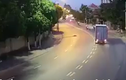Video: Container “ngửa bụng” giữa phố khi ôm cua tốc độ