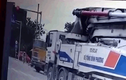 Video: Dân huy động máy cày phá cabin, giải cứu tài xế xe tải