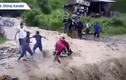 Video: Băng qua dòng lũ dữ, người đàn ông bị cuốn trôi
