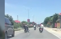 Video: Nhóm thanh niên lái xe máy lạng lách trước đầu ôtô