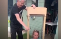 Video: Chồng chế thiết bị giúp vợ đứng lên, ngồi xuống dễ hơn