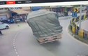 Video: Xe tải lật nghiêng sau khi ôm cua ở Ấn Độ