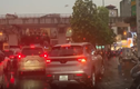 Video: Ôtô leo lên vỉa hè để thoát tắc đường