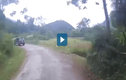 Video: Ôtô lảo đảo trên đường rồi lật xuống ruộng