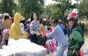 MC Kim Huyền Sâm trao quà cho bà con vùng lũ
