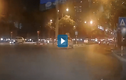 Video : Ôtô lao lên dải phân cách đâm đổ cột biển báo