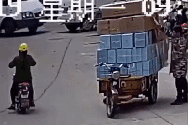 Video: Cú quăng dây buộc hàng nhưng 'bắt nhầm' xe đạp điện