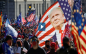 Video : Đoàn xe quái thú của ông Trump đi giữa đám đông
