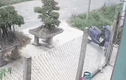 Video: Ô tô tông người đàn ông văng xa 5 mét