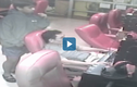 Video : Tên cướp cầm dao đe dọa người chơi game