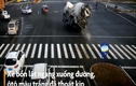 Video : Xe bồn lật nghiêng suýt đè trúng ôtô