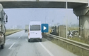 Video : Ôtô dừng đón khách trên cao tốc suýt gây tai nạn